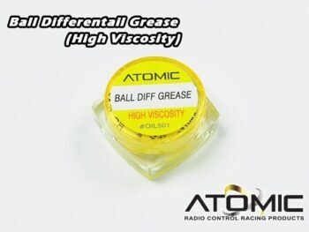 De afbeelding toont een klein, doorzichtig potje met gele inhoud, waarschijnlijk vet of olie. Op het deksel staat een geel etiket met zwarte tekst, waaronder 'ATOMIC' en 'BALL DIFF GREASE'.