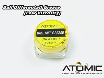 De foto toont een klein, doorzichtig potje met een gele dop en een geel etiket. Op het etiket staat 'ATOMIC BALL DIFF GREASE LOW VISCOSITY #OIL501A'.