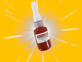 Op de foto is een rood flesje met een witte dop te zien, met een etiket waarop 'Mini-zshop.nl' en 'TREADLOCKER BLAUW' staat. Het flesje bevat een rode vloeistof en staat op een felgele achtergrond met witte lichtstralen.
