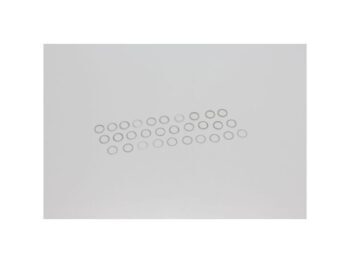 De foto toont een verzameling van ongeveer 30 kleine, ronde, zilverkleurige ringen, die op een lichtgrijze ondergrond liggen. Ze zijn netjes gerangschikt in rijen.