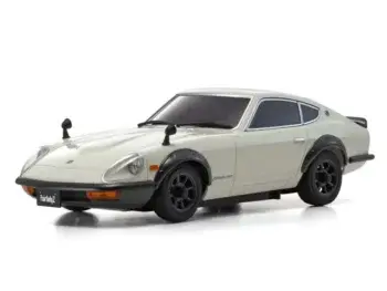De afbeelding toont een witte modelauto, een Nissan Fairlady 240 ZG, met zwarte velgen en spatbordverbreders. Het is een gedetailleerde replica van een klassieke sportwagen.