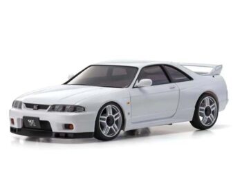 De afbeelding toont een witte modelauto, een Nissan Skyline GT-R R33, met donkere ramen en zilverkleurige velgen. Het is een gedetailleerde replica van een sportauto.