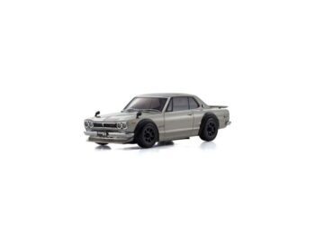De afbeelding toont een zilverkleurige modelauto, een Nissan Skyline 2000 GTR, met zwarte wielen en een klassiek coupé-ontwerp. Het model heeft gedetailleerde koplampen en een grille.