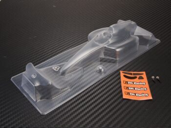 De afbeelding toont een transparante, ongeverfde lexaan body voor een Formule 1 RC-auto. Naast de body liggen een oranje stickervel met 'PN Racing' logo's en twee kleine schroefjes.