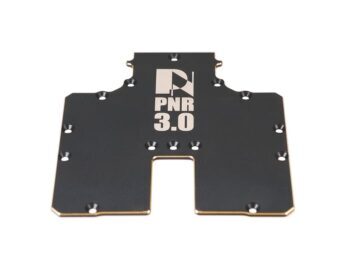 De afbeelding toont een donkergrijze, bijna zwarte, metalen plaat met een gouden rand en diverse schroefgaten. In het midden staat het logo 'PNR 3.0' in een lichtere kleur.