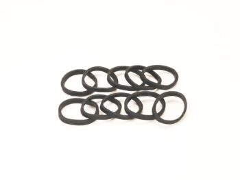 På bilden syns tio svarta, runda gummiband, uppställda i två rader om fem stycken vardera mot en vit bakgrund. De ser ut att vara böjliga och har en matt yta.