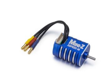 De foto toont een blauwe, cilindervormige motor met koelribben en een zilveren as. Er zijn drie zwarte draden met gekleurde isolatie (geel, rood, blauw) en gouden connectoren, en een witte connector met meerdere pinnen zichtbaar.
