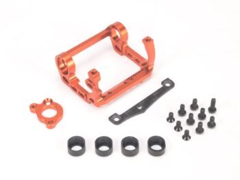 De afbeelding toont een set onderdelen voor een RC-auto, voornamelijk een oranje metalen motorsteun met diverse gaten en bevestigingspunten. Daarnaast zijn er zwarte schroeven, ringen en een carbonfiber-achtig plaatje te zien.