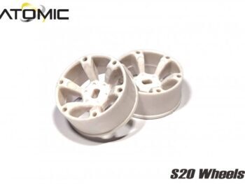 De afbeelding toont twee witte, plastic velgen met een 7-spaaks ontwerp. Ze liggen naast elkaar op een witte achtergrond, met het 'ATOMIC' logo linksboven en 'S20 Wheels' rechtsonder.