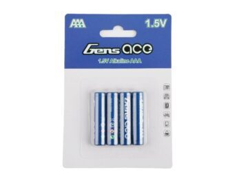 De afbeelding toont een verpakking met vier AAA-batterijen. De verpakking is voornamelijk blauw en wit, met de batterijen zichtbaar door een transparante blisterverpakking.