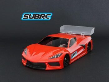 De afbeelding toont een feloranje modelauto met een sportief design en een transparante achterspoiler. Op de zijkant van de auto staat het merklogo 'SUBRC' in blauw en wit.