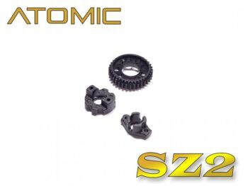 De foto toont drie zwarte plastic onderdelen, waaronder een tandwiel en twee kleinere, complex gevormde onderdelen, waarschijnlijk voor een differentieel. De onderdelen liggen op een witte achtergrond met het Atomic logo en 'SZ2' in goudkleurige letters.