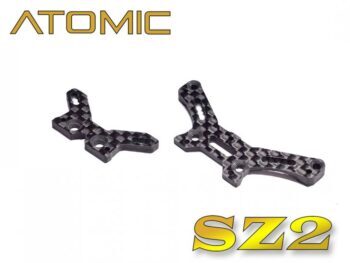 De foto toont twee zwarte onderdelen met een carbon fiber patroon. De onderdelen zijn van het merk Atomic en lijken op shock towers.