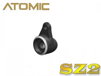 Op de foto is een 3D-render te zien van een zwart, cilindervormig onderdeel met een uitstekend bevestigingspunt en een zilverkleurige rand aan één zijde. Het logo 'ATOMIC' en 'SZ2' zijn in goudkleurige letters op de witte achtergrond geplaatst.
