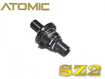 De foto toont een zwart metalen differentieel met een tandwiel aan één zijde en een uitsparing aan de andere zijde. Op het differentieel staat de tekst 'ATOMIC' gegraveerd.