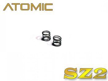Op de afbeelding zijn twee kleine, zwarte veren te zien. Boven de veren staat het logo 'ATOMIC' en rechtsonder staat 'SZ2'.