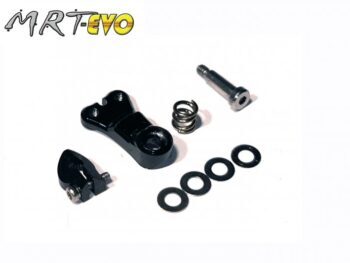 De afbeelding toont een set onderdelen voor een servo saver, voornamelijk bestaande uit zwarte metalen componenten, een zilverkleurige schroef, een veer en vier ringen. Het geheel ligt verspreid op een witte achtergrond.