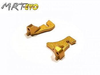 De afbeelding toont twee goudkleurige, metalen onderdelen met een complexe, hoekige vorm en gaten voor bevestiging. Bovenaan de afbeelding staat het logo 'MRT EVO'.