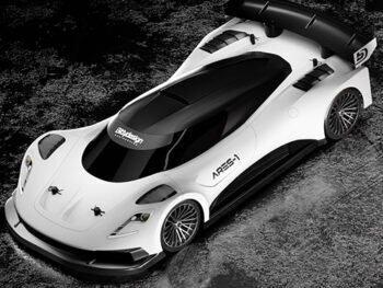 De afbeelding toont een witte raceauto body met zwarte details, zoals de ramen, spoiler en onderkant. Het is een gestroomlijnd ontwerp met sportieve velgen en de tekst 'ARES-1' op de zijkant.