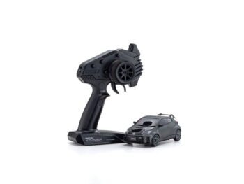 De afbeelding toont een donkergrijze, compacte modelauto naast een zwarte afstandsbediening. De auto heeft een sportief uiterlijk met een spoiler achterop.