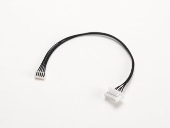 De afbeelding toont een zwarte sensor kabel met aan beide zijden een witte connector. De kabel is gebogen en ligt op een witte achtergrond.