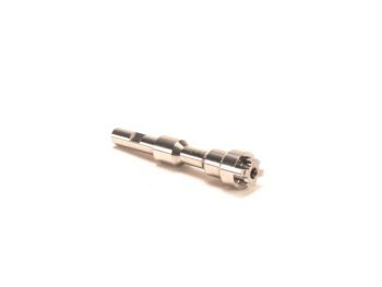 Op de foto is een zilverkleurige, metalen as te zien met verschillende diameters en bewerkingen aan de uiteinden, waaronder een inkeping en een stervormige kop. Het object ligt op een witte achtergrond.