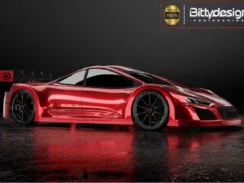De afbeelding toont een glanzende, rode raceauto body met zwarte velgen en een grote achterspoiler. Het product is gemaakt van lexaan en heeft een gestroomlijnd, sportief ontwerp.