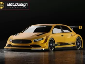 De afbeelding toont een gele raceauto met zwarte accenten en een grote achterspoiler, gepresenteerd op een donkere, glimmende ondergrond. Het is een gedetailleerde weergave van een modelauto of carrosserie.