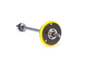 De afbeelding toont een geel tandwiel met een zwarte behuizing en een metalen as. Het product is een onderdeel van een RC-auto.
