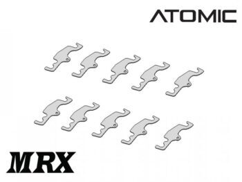 De afbeelding toont tien identieke, zilverkleurige metalen plaatjes met een onregelmatige, haakachtige vorm en een klein rond gat. Het logo 'ATOMIC' staat bovenaan en 'MRX' linksonder.