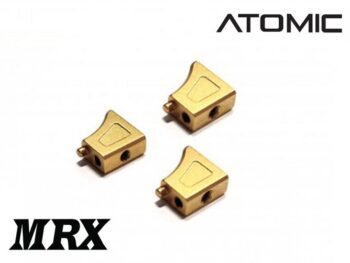 De afbeelding toont drie goudkleurige, metalen onderdelen met een onregelmatige, hoekige vorm en meerdere gaten. Het logo 'ATOMIC' en 'MRX' zijn ook zichtbaar op de witte achtergrond.