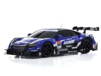 De foto toont een gedetailleerde modelauto, een Honda Raybrig NSX Concept-GT 2014, in een opvallende blauwe en witte kleurstelling met zwarte accenten en sponsorlogo's. Het is een raceauto-body met een grote achterspoiler en sportieve velgen.