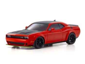 De foto toont een rode Dodge Challenger SRT Hellcat Redeye mini-z body met een zwarte motorkap en dak. De body heeft zwarte velgen en een gele lip aan de voorkant.
