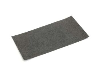 De afbeelding toont een rechthoekig stuk donkergrijs, viltachtig materiaal. Het heeft een matte textuur en lijkt flexibel te zijn.