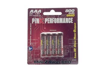 De afbeelding toont een verpakking met vier AAA-batterijen. De verpakking is voornamelijk roze/paars met witte en gele tekst, en de batterijen zelf zijn donkergrijs/zwart met gele en witte opdruk.