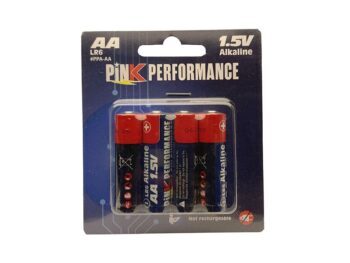 De foto toont een blisterverpakking met vier AA alkaline batterijen. De batterijen zijn voornamelijk blauw met rode uiteinden en witte tekst, en de verpakking is donkerblauw met roze en witte tekst.
