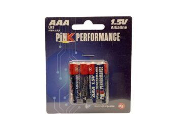 De afbeelding toont een blisterverpakking met vier AAA alkaline batterijen. De batterijen zijn voornamelijk blauw met rode uiteinden en witte tekst, verpakt op een donkerblauwe kaart met een circuitpatroon.
