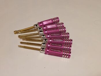 Op de foto zijn meerdere roze gereedschapshandvatten te zien met gouden of messingkleurige opzetstukken. De handvatten zijn van metaal en hebben een geribbeld patroon voor grip.