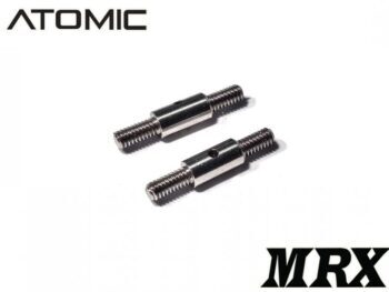 De foto toont twee zilverkleurige metalen assen met schroefdraad aan beide uiteinden en een klein gat in het midden. Het logo 'ATOMIC' staat linksboven en 'MRX' rechtsonder.