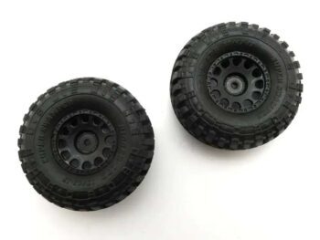 De foto toont twee zwarte, ronde RC-banden met een gedetailleerd profiel en velgen. De banden lijken gemaakt van rubber en hebben een robuuste uitstraling.