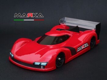 De afbeelding toont een rode raceauto body van Lexaan met een transparante achterspoiler. Op de zijkant en bovenaan is het 'MARKA' logo zichtbaar.
