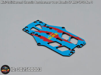De afbeelding toont een blauwe chassis beschermer sticker met rode en gele accenten. Het heeft diverse uitsparingen en gaten voor bevestiging.