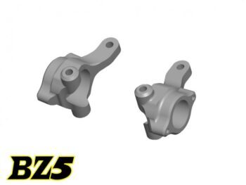 Op de foto zijn twee grijze, metalen onderdelen te zien, waarschijnlijk stuurknokkels voor een modelauto. Ze hebben een complexe, gegoten vorm met diverse gaten en uitsteeksels.