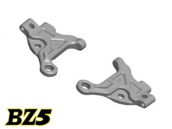 De afbeelding toont twee grijze, metalen onderdelen met een complexe, hoekige vorm en diverse gaten voor bevestiging. Ze lijken op draagarmen voor een modelauto.