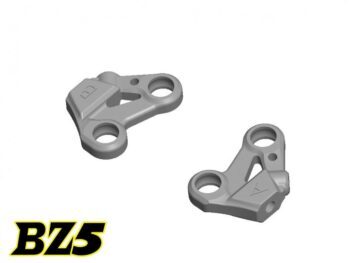 De afbeelding toont twee grijze, metalen onderdelen met diverse gaten en uitsparingen, waarschijnlijk voor bevestiging. Ze lijken identiek, maar zijn gespiegeld, en hebben elk een ingegraveerde letter ('B' en 'A').