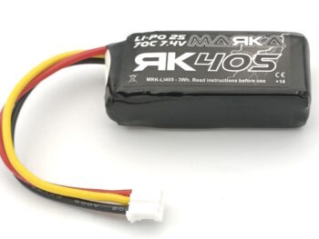 De afbeelding toont een zwarte LiPo batterij met de tekst 'MARKA RACING MRK-LI405' erop. Er lopen rode, gele en zwarte draden uit de batterij naar een witte connector.