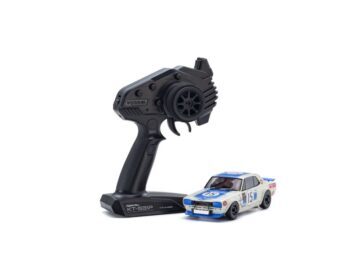 De afbeelding toont een witte modelauto met blauwe racestrepen en een zwarte afstandsbediening. De auto heeft het nummer '15' op de zijkant en motorkap.