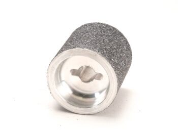 De afbeelding toont een cilindervormig object met een ruw, korrelig oppervlak in een donkergrijze kleur. De zijkanten zijn glad en zilverkleurig met een uitsparing in het midden.