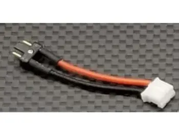 De afbeelding toont een zwarte kabeladapter met een rode en een zwarte draad. Aan het ene uiteinde zit een zwarte connector met gouden pinnen en aan het andere uiteinde een witte connector.