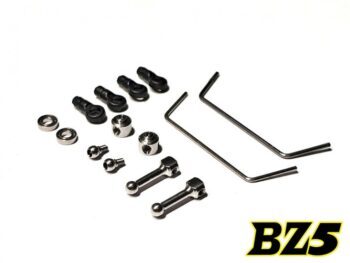 De foto toont een set van diverse kleine metalen en zwarte kunststof onderdelen, waaronder stangen, kogels en verbindingsstukken, op een witte achtergrond. Rechtsonder is een geel met zwart 'BZ5' logo zichtbaar.